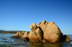 Scogli levigati dal mare e dal vento lungo il litorale di Chia - © marmo81 / Shutterstock.com