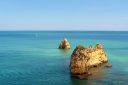 Scogli arancioni al largo di lagos (Algarve): il panorama sconfinato dell'Oceano Atlantico in Portogallo - © SergiyN / Shutterstock.com