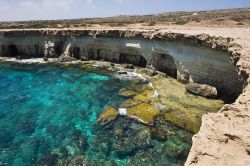 Scogliera con grotta e mare fantastico nei pressi di Ayia Napa a Cipro - © dimidrolius / Shutterstock.com