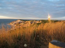 Scogliere Aquinnah e il faro a Martha's Vineyard - @ csrailton