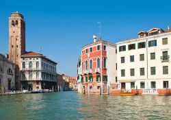 Scorcio di Venezia: palazzi signorili e chiesa del centro storico - © pio3 / Shutterstock.com