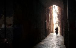 Scorcio del centro storico di Napoli: un arco tra le vie strette del capoluogo della Campania - © Giuseppe Parisi / Shutterstock.com