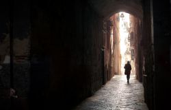 Scorcio del centro storico di Napoli: un arco ...