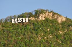 Brasov come Hollywood, Romania - Stile hollywoodiano per la cittadina di Brasov che si presenta ai turisti con la scritta del suo nome a lettere cubitali proprio come la più famosa location ...
