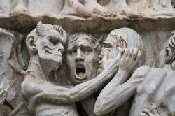 Sculture sulla facciata della Cattedrale di Orvieto, uno dei capolavori gotici dell'Umbria - © zebra0209 / shutterstock.com