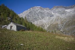 Sentiero e casa in pietra nei dintorni di Macugnaga, tra le Alpi Pennine del Piemonte - © chiakto / Shutterstock.com