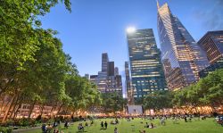 Sera al Bryant Park di New York, Stati Uniti. Grazie alla posizione centrale in cui si trova, questo parco è un importante punto di riferimento per la città oltre a essere molto ...