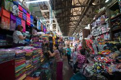 Settore di stoffe e abbigliamento al Bogyoke Aung San Market di Yangon, Birmania.
