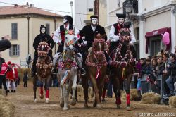 Sfilata del Carnevale di Oristano: la celebre Sartiglia con la tipica maschera "Su Componidori" - © Stefano Zaccheddu / www.visitsartiglia.com