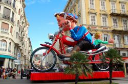 Sfilata di carri allegorici al carnevale di Nizza ...