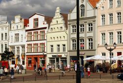 Shopping a Wismar in Germania: questa storica citta della Lega Anseatica è resa particolare dallo stile gotico dei suoi edifici in mattoni, così particolari da avere contribuito ...