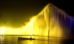 Show acquatico notturno che si tiene dalla primavera all'autunno sul lago Occidentale a Hangzhou in Cina