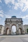 Siegestor, l'Arco di Trionfo a Monaco Baviera: la Porta della Vittoria, celebra il trionfo della Baviera contro Napoleone ed è dedicata a Ludovico I. Sull cima si trova una quadriga, ...