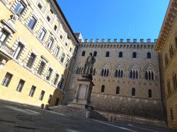 Palazzo Salimbeni, sede centrale del Monte dei Paschi di Siena ubicato nell'omonima Piazza Salimbeni. Al centro svetta la statua di Sallustio Bandini opera dell'artista Tito Sarrocchi. ...