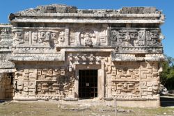 Uno dei templi Maya più elaborati  di Palenque, con misteriosi bassorilievi risalenti a oltre 3 mila anni fa - © Stefano Ember / Shutterstock.com