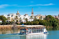 Una veduta del fiume Guadalquivir e dei palazzi sivigliani dal quartiere di Triana, storico quartiere popolare della città, da sempre abitato da marinai e operai e noto per ...