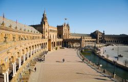 La Piazza di Spagna (Plaza de España), a Siviglia, si trova all'interno del Parco di Maria Luisa ed è uno dei gioielli dell'architettura neo-moresca andalusa. L'accesso ...