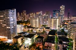 La Skyline di Honolulu. Ci troviamo non distante da Waikiki Beach, e qui si trova il fulcreo della vita nottirna dell'isola di Oahu, isole Hawaii - © Andreas Koeberl / Shutterstock.com ...