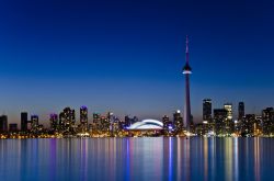 La Skyline notturna di Toronto con i riflessi sull'omonimo lago. L'edificio più alto è la CN Tower  - © rmnoa357 / Shutterstock.com