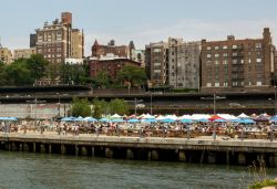 Smorgasburg Market Williamsburg a New York, Stati Uniti. Il grande mercato all'aperto du Smorgasburg: si tiene ogni sabato e domenica - © Pri Ma / Shutterstock.com