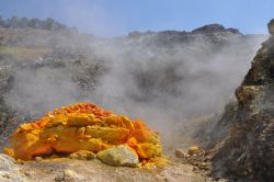 Solfatara di  Pozzuoli: la grande Fumarola a 160 gradi di temperatura