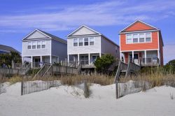 South Carolina, USA: siamo a Myrtle Beach, con un gruppo di case lungo la grande spiaggia americana - © StacieStauffSmith Photos / Shutterstock.com 