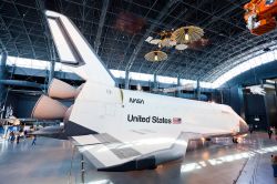 Il mitico Space Shuttle Discovery, esposto nel museo Steven F. Udvar-Hazy Center di Chantilly, che si trova non distante dall'aeroporto Internazionale di Dulles a Washington D.C. 92990350 ...