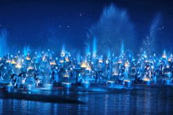 Spettacolo serale ad Hangzhou, sul lago dell'Ovest ...