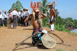 Spettaolo etnico a Flores in Indonesia - © bumihills / Shutterstock.com 