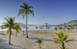 La spiaggia di Angra Dos Reis, Brasile, fotografata ...