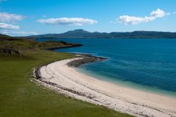 La spiaggia di Coral Beach sull'isola di  Skye in Scozia. Sembra impossibile che ci sia una spiaggia di coralli a queste latitudini. Si trova vicino alla località di Claigan ...