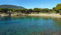 Spiaggia lungo la Costa Brava nei pressi di Cadaques, il bel villaggio sul mare della Spagna - © Vilainecrevette / Shutterstock.com