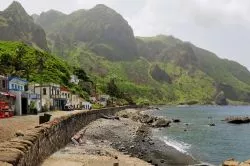 Spiaggia di Faja D'Agua. Si tratta di un bella baia, anche se qui la spiaggia è costituita da ciottoli e sassi piuttosto grandi. L'Ilha Brava a Capo Verde si trova in posizione ...