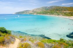 Le spiagge di Geremeas (provincia di Cagliari, Sardegna) sono molto amate dai turisti: l'acqua limpidissima invita anche i più pigri a fare belle nuotate nella baia, che quando si ...