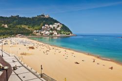 La famosa spiaggia de La Concha si trova a San Sebastian, Paesi Baschi, ed è considerata una delle migliori spiagge urbane della Spagna - © Deymos / Shutterstock.com