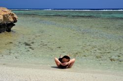 Spiaggia sul Mar Rosso: bagnante a Marsa Alam, la località al centro della costa orientale dell'Egitto - © maudanros / Shutterstock.com