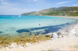 La spiaggia di Mari Pintau a Geremeas, in provincia di Cagliari, nel sud della Sardegna. Un ampio arco di sabbia intervallata da ciottoli granitici, incorniciato dalla macchia mediterranea, ...