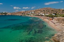 la spiaggia di Paradise beach si trova a Mykonos, una delle più famose isole della Grecia, che fa parte dell'arcipelago delle Cicladi - © KimPinPhotography / Shutterstock.com ...