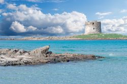 Spiaggia della Pelosa, dettaglio della torre e del mare turchese di Stintino  - © Al_Kan / Shutterstock.com