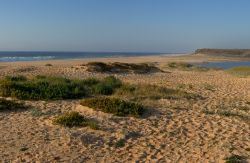 Spiaggia di Santo André a Santiago do Cacem, Portogallo. Da una parte il mare, dall'altra la laguna: è l'incredibile paesaggio offerto dalla Riserva Naturale dei laghi ...