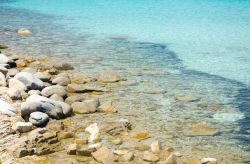 Mare cristallino lungo la costa di Geremeas, incantevole frazione di Quartu Sant'Elena nel sud della Sardegna, lungo la costa orientale del Golfo di Cagliari. La baia di Geremeas è ...