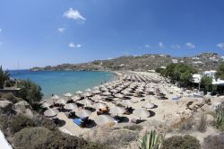 La spiaggia di Super Paradise a Mykonos, isole ...