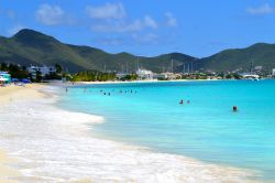 Spiaggia nella baia di Simpson, isola di Sint Maarten (Saint-Martin) Piccole Antille - © jessicakirsh / Shutterstock.com