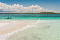 Le spiagge tipiche del nord Madagascar, lungo la baia di  Diego Suarez e Antsiranana, sono cratterizzate da candide sabbie coralline - © Pierre-Yves Babelon / Shutterstock.com