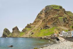 Spiaggia solitaria lungo la costa ovest di Ilha Brava a Capo Verde - © Raul Rosa / Shutterstock.com