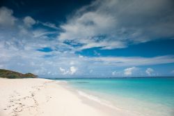 Spiaggia deserta sull'isola di Anegada, una delle mete più ambite delle Isole Vergini Britanniche, ai Caraibi - © Stefan Radtke / Shutterstock.com