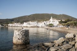 La bella spiaggia di Cadaques, uno dei borghi costieri più famosi della Spagna, sulla parte settentrionale della costa Brava - © Jose Diez Bey / Shutterstock.com