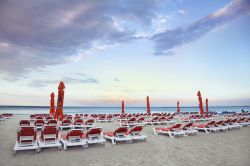 La grande spiaggia di Mamaia a Costanza, in Romania, la costa sabbiosa del Mar Nero - © igorad1 / Shutterstock.com