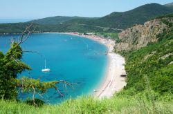 La spiaggia di Jaz beach, si trova vicino a Budva lungo la costa del Montenegro - © ollirg / Shutterstock.com