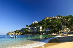 Spiaggia di Mismaloya, Jalisco: nel punto più meridionale di Puerto Vallarta si trova questa bellissima spiaggia ai piedi delle montagne che formano una caletta accogliente circondata ...